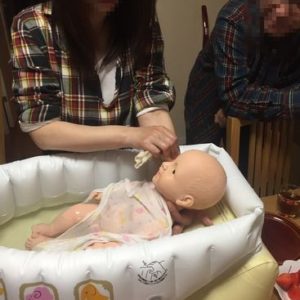 赤ちゃん人形を使って、お風呂に入れる練習もします。基本は顔から下へと洗っていきます。